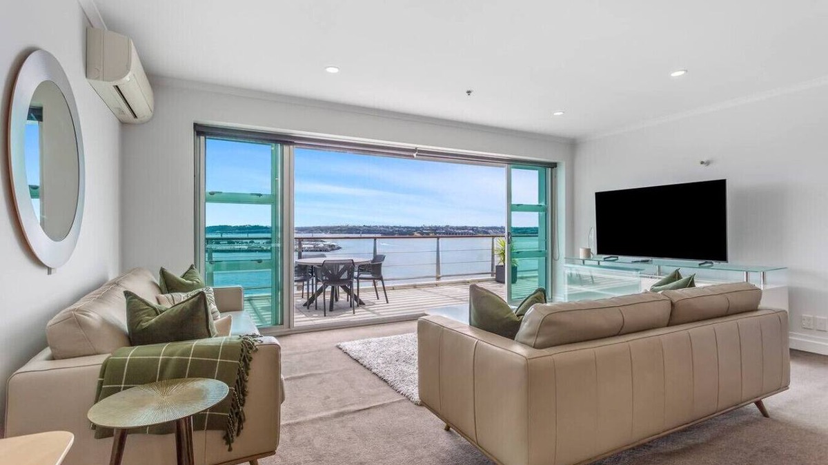 Auckland Central Business District Apartment | Harbour Views & Space for Four on Princes Wharf