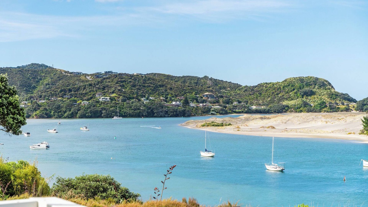 Mangawhai Heads House | Harbourview Haven - Mangawhai Heads Holiday Home