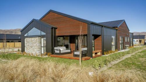 Lowburn House | Harper on Hadley - Cromwell Holiday Home
