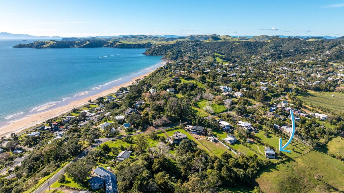 Onetangi Cottage | Harvest Cottage Onetangi - Peaceful 2-bedroom cottage with vineyard views and a paddock of grazing horses. 10-min walk to Onetangi Beach, close to top wineries and cafés. Two queen bedrooms, full kitchen, smart TV, heat pump, and sunny deck. Includes