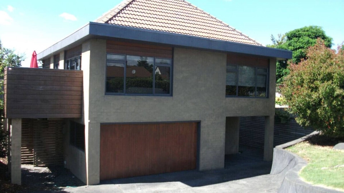 Two Mile Bay House | Hawai Holiday House - Large family Bach - WiFi