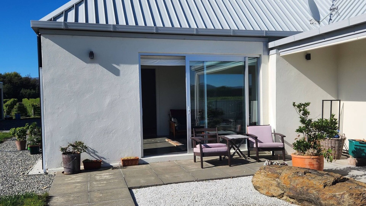 Hawkesbury Apartment | Hawkesbury Oaks Vineyard accommodation. Quiet apartment surrounded by vines.
