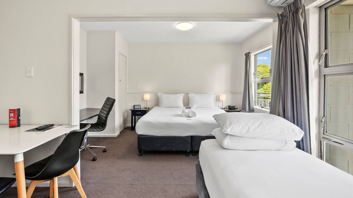 Hamilton North Hotel | Heartland Ambassador Hotel Hamilton