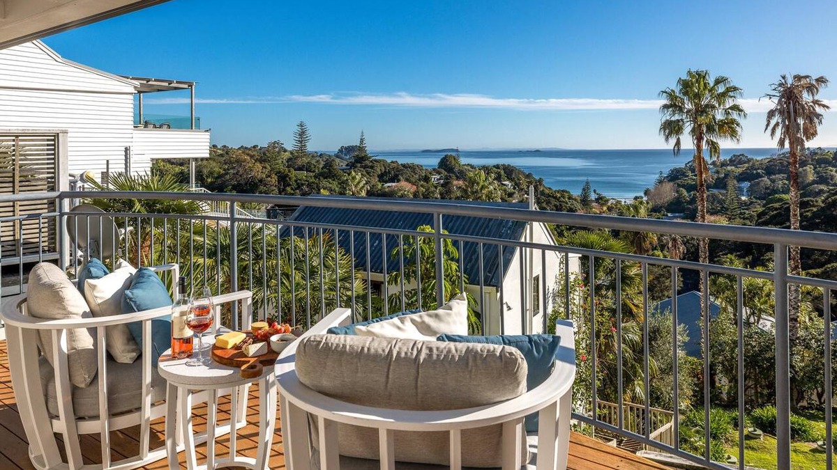 Palm Beach Apartment | Hibiscus Hideaway - Hibiscus Hideaway is a bright, comfortable apartment set within Waiheke Resort, with sea views and a short walk to Palm Beach. Open plan living leads out to a private deck, making it an easy, well-positioned base for couples or so