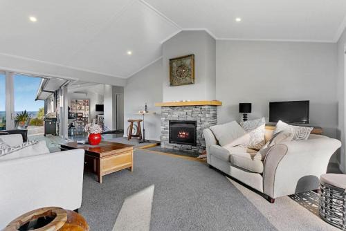 Acacia Bay House | Highland House, Luxury 3BR With Panoramic Lake Views