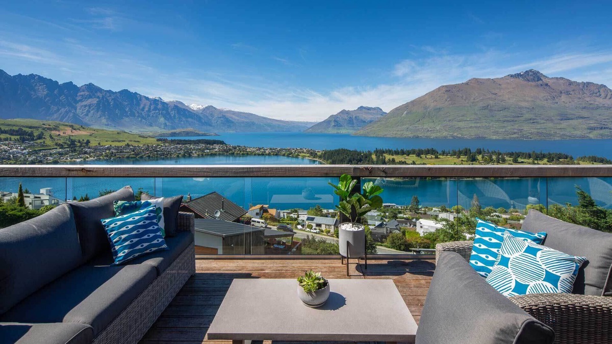 Queenstown House | Highlands Lodge – 5BR Luxury, Lake Views & BBQ