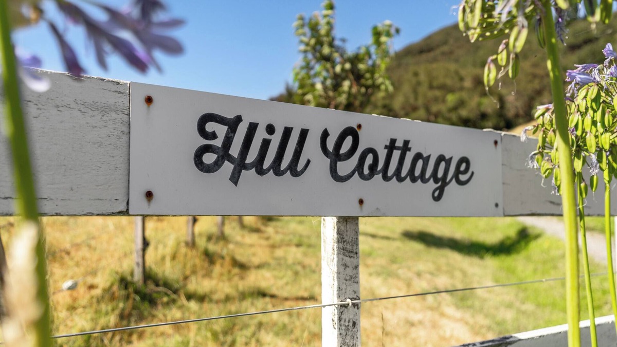 Featherston House | Hill Cottage - Featherston Holiday Home