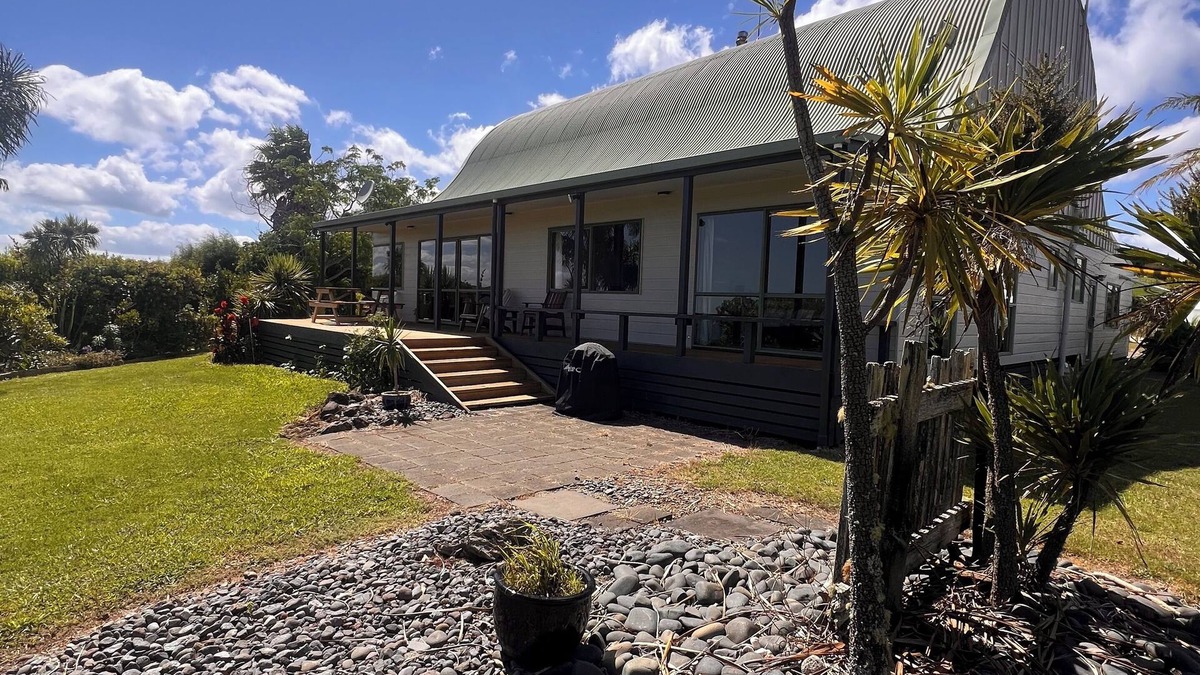 Cable Bay House | Hillside Barn - Just Minutes from The Beach