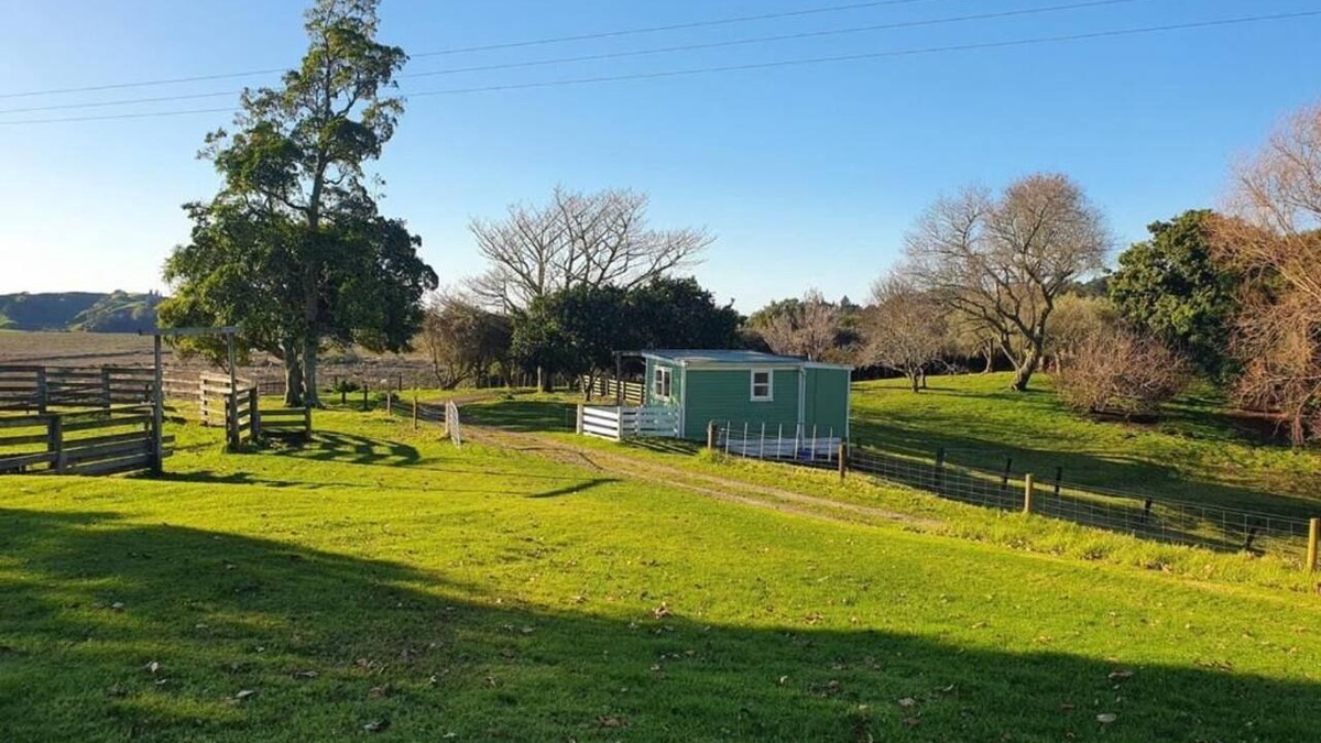 Bay of Plenty Region Cabin | Hilltop farm cabin, private deck & sweeping views, 10 mins to Ōhope Beach