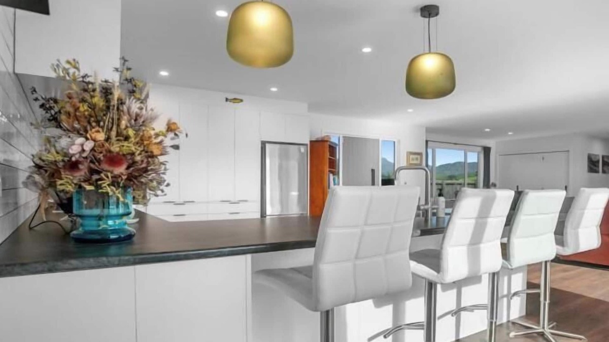 Whangamata House | Hilltop Haven - Whangamata