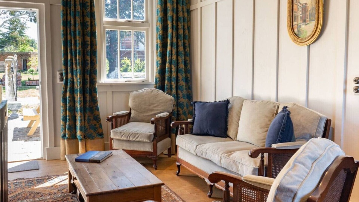 Earnscleugh House | Historic Castle Coach House – Trail & Wineries