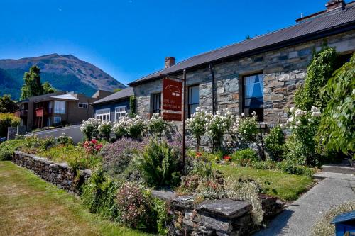 Queenstown City Centre House | Historic Stonehouse & Alley Cottage - Sleeps 14 with spa pool