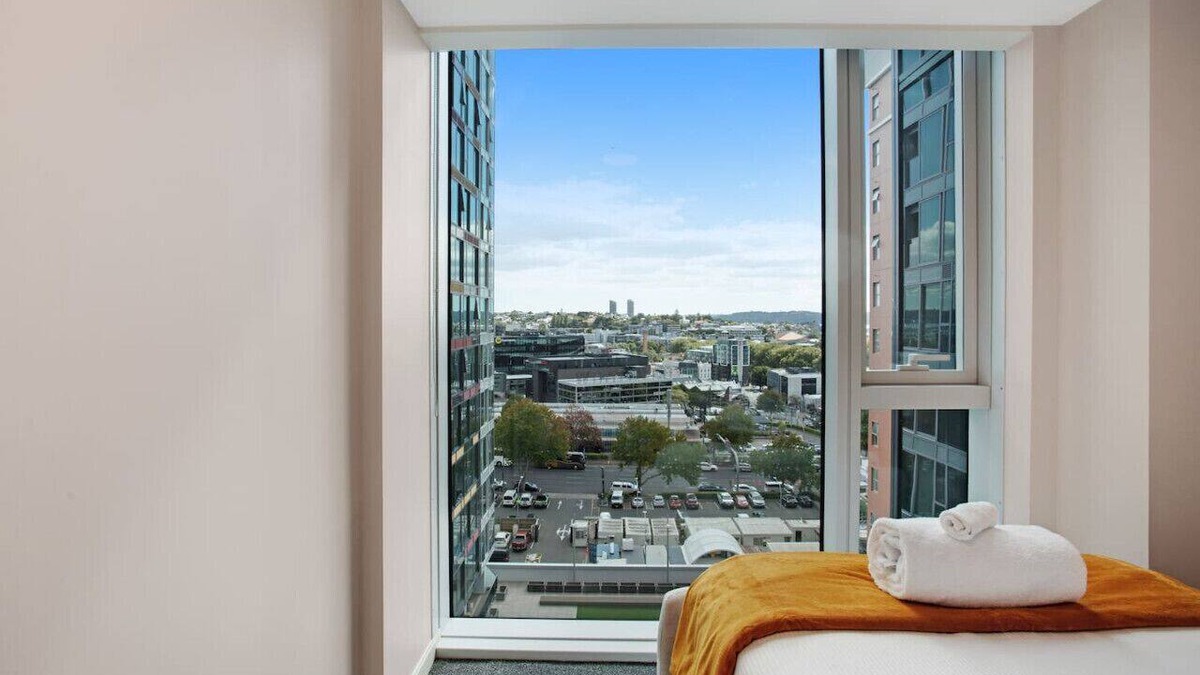 Auckland Central Business District Apartment | Hobson's Apartment with Pool and View