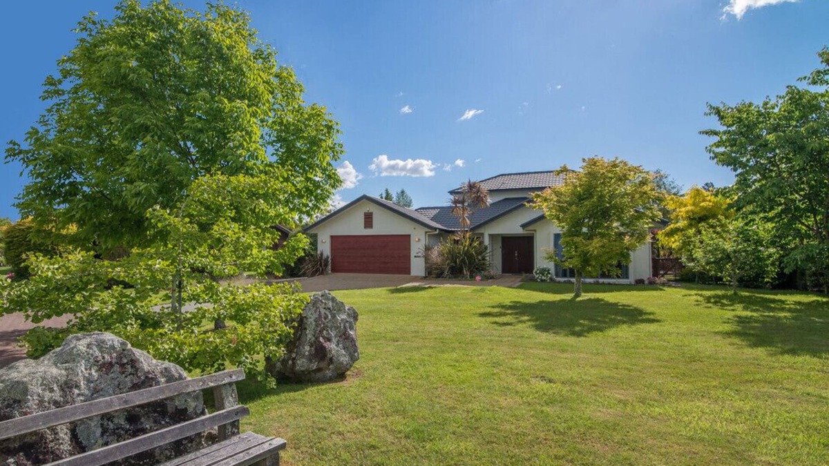 Holdens Bay Cottage | HOLDENS BAY RETREAT - ROTORUA HOLIDAY HOME, with a garden in Rotorua