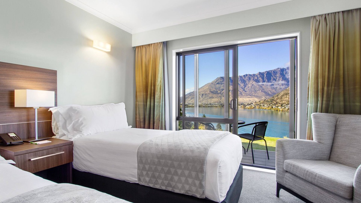 Queenstown Hotel | Holiday Inn Queenstown Frankton Road by IHG