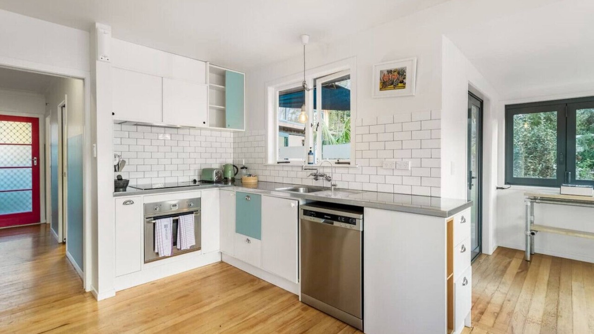 Avondale House | Hollys Abode with Piano and Deck