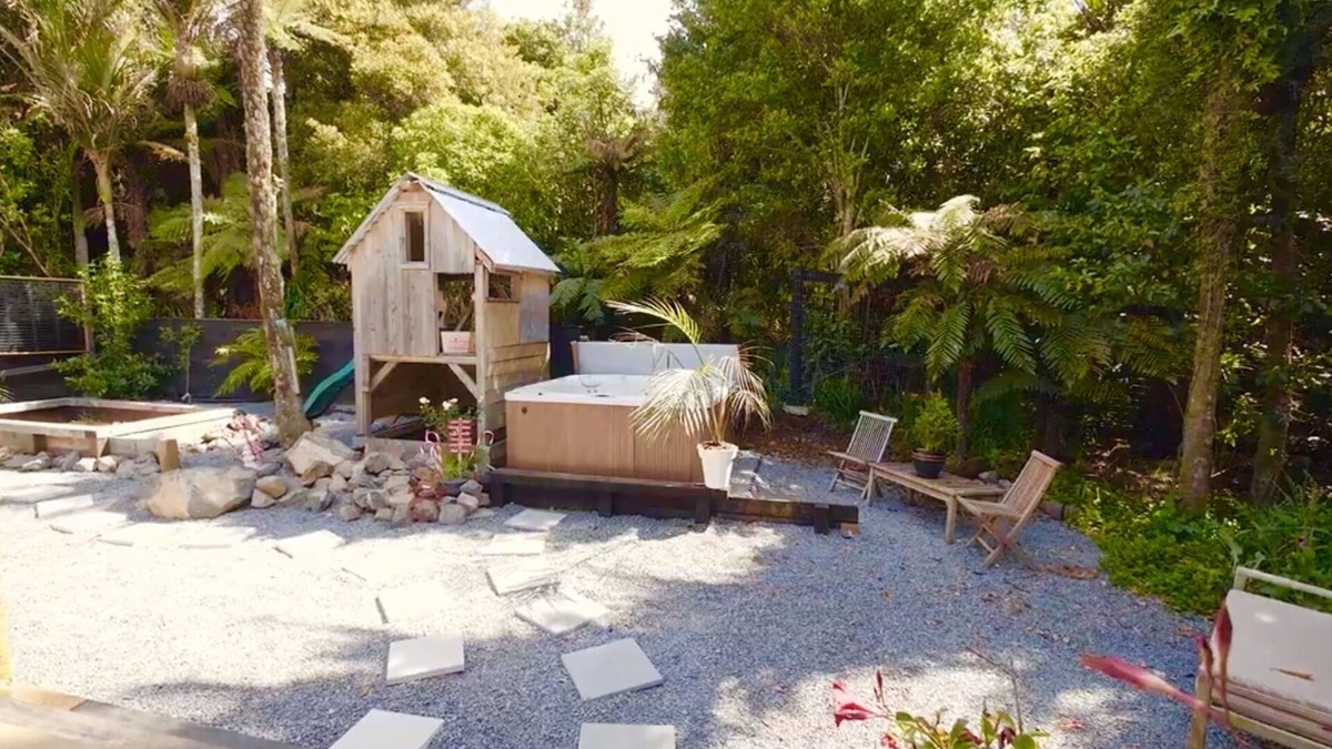 Waiatarua House | Hot spa, unique 3 bedroom sanctuary with views