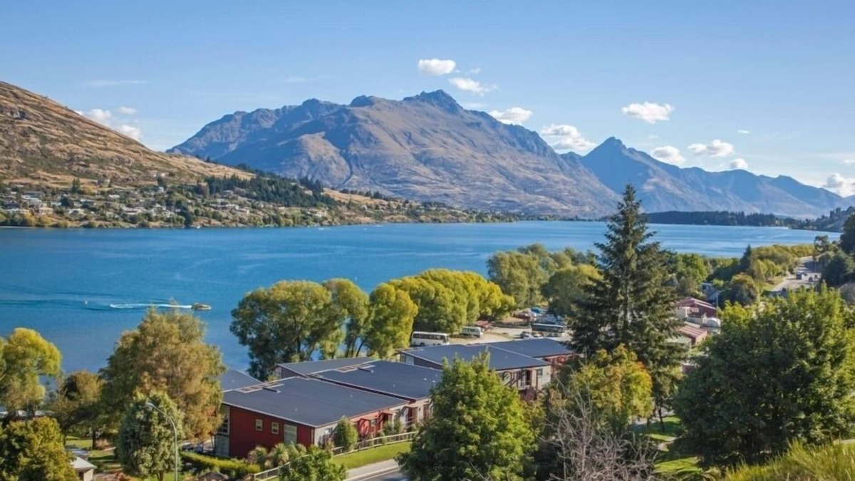 Frankton Apartment | Hotel styled room at Frankton Marina