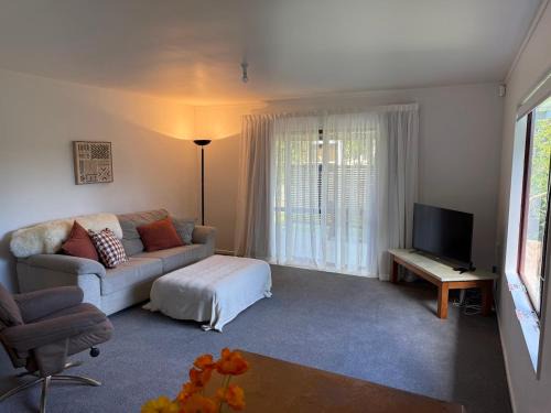 Onerahi Apartment | House in Restful Setting