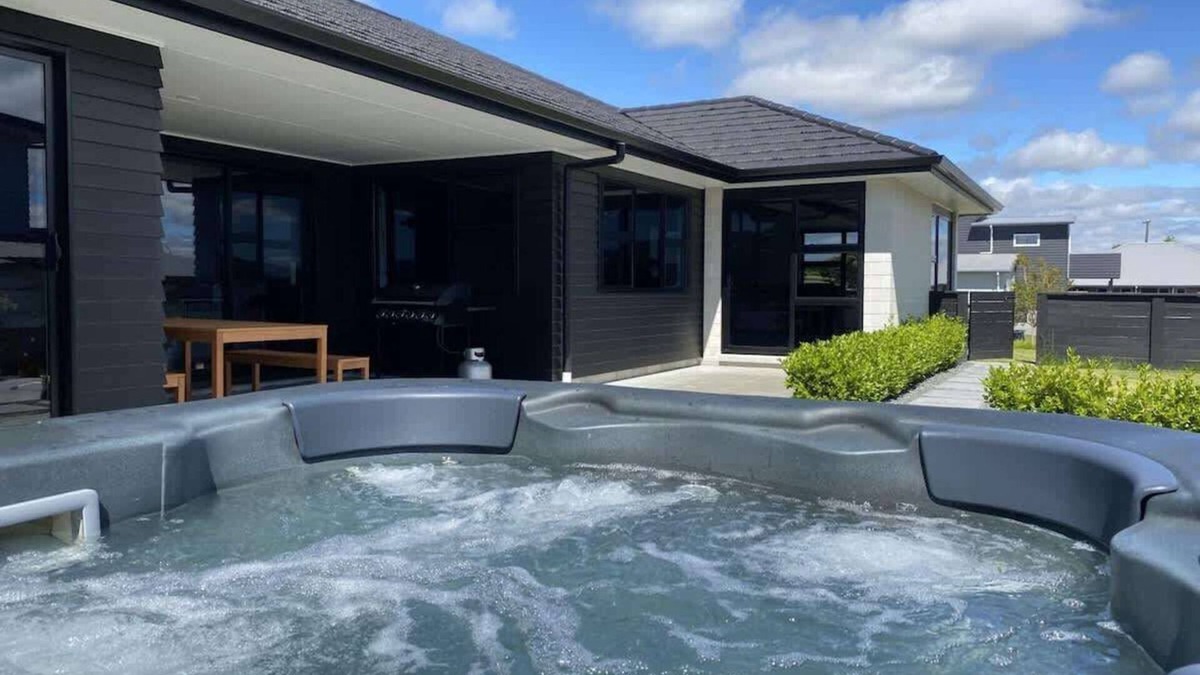 Rotorua House | House of Hope - Spa Pool, Sleeps 12