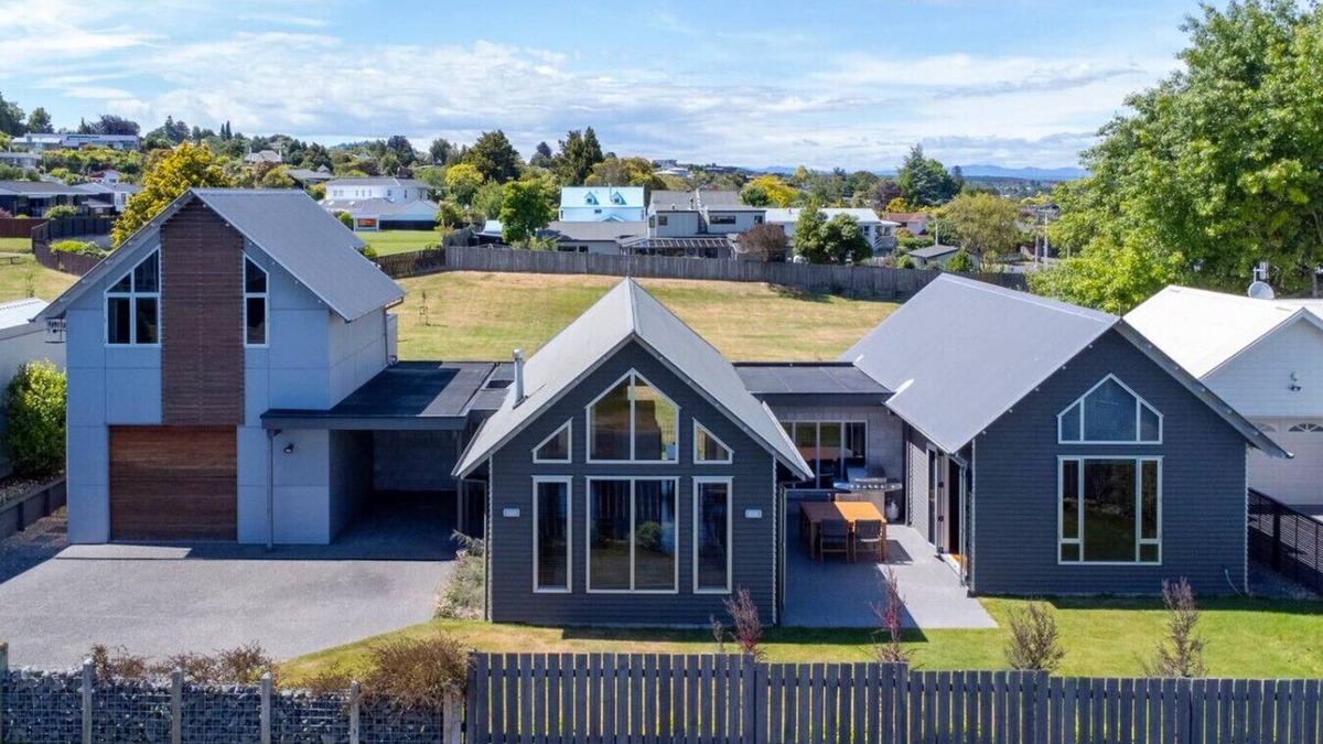Taupo House | Huia Heights - New and Modern BnB