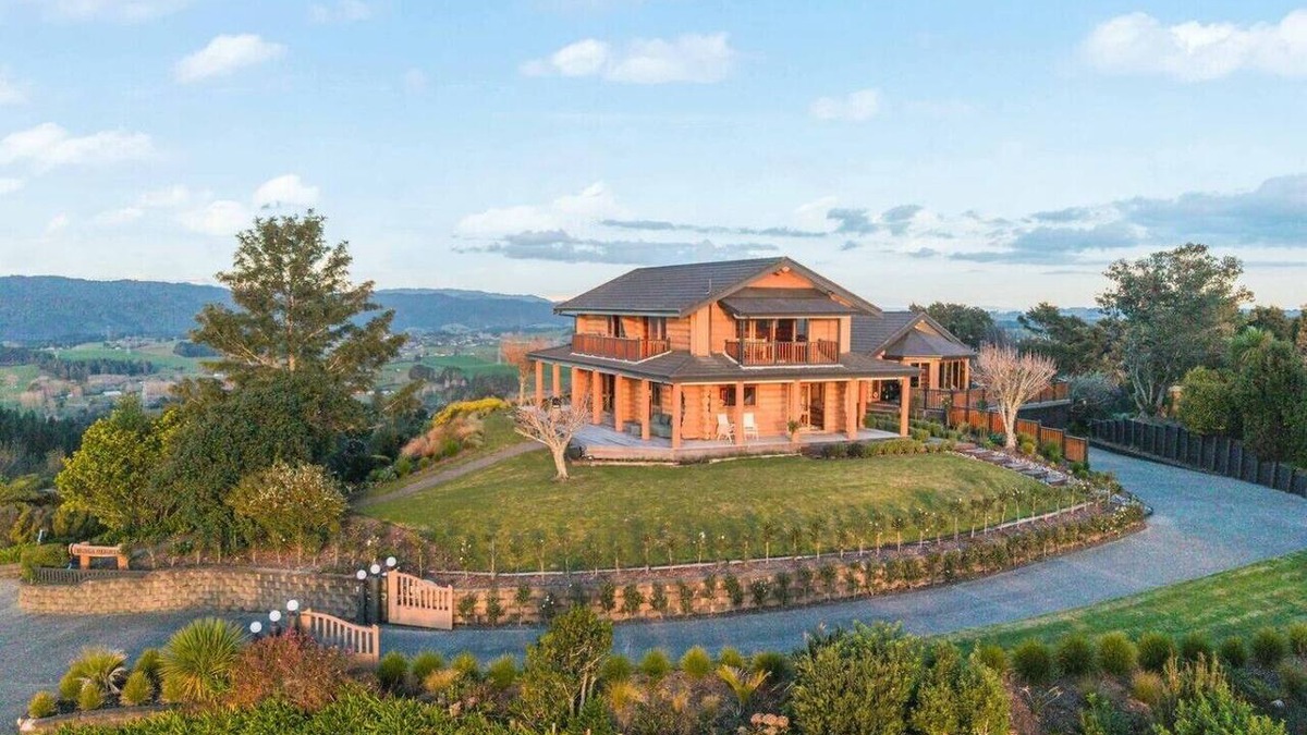 Hunua House | Hunua Heights Homestead w Great Views, Deck & BBQ
