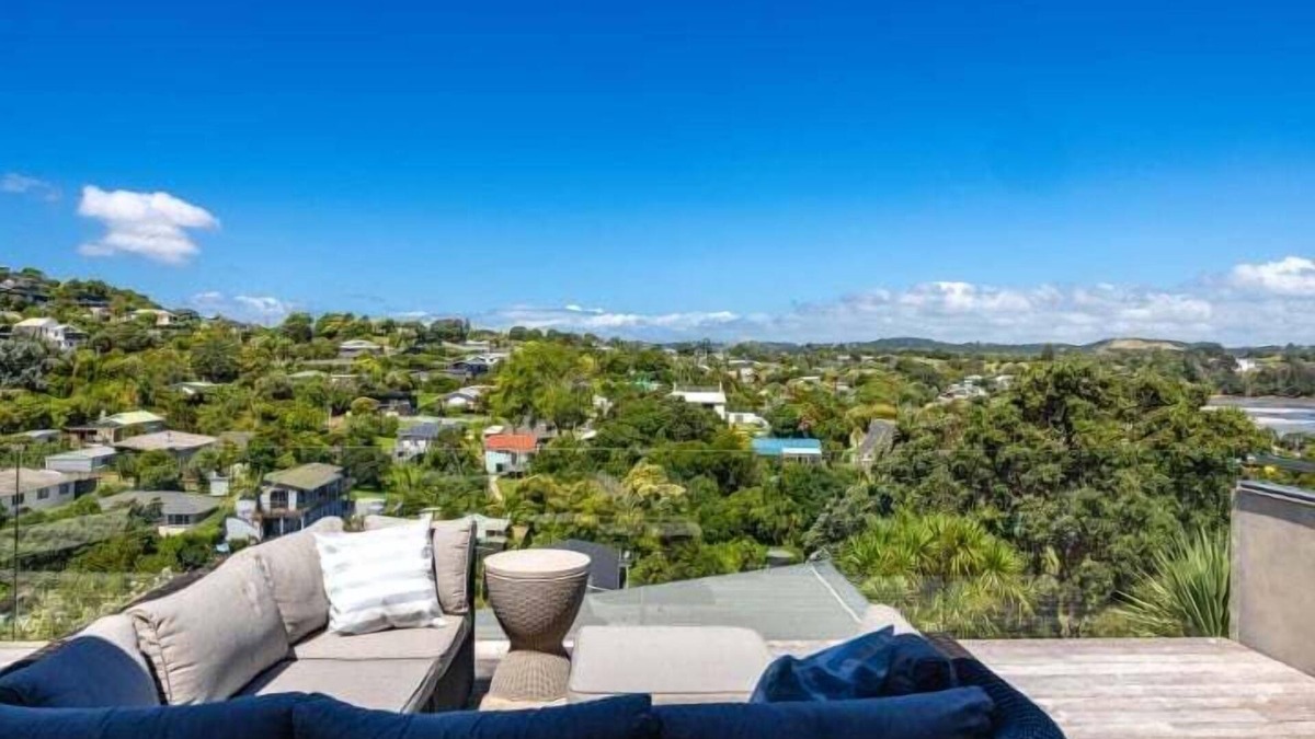 Surfdale House | Huruhi Bay Retreat by Waiheke Pure - Views, stylish, spacious and central