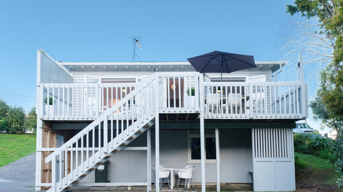 Surfdale Cottage | Huruhi Cottage - Huruhi Cottage is a newly renovated family holiday cottage in a great central location on Waiheke, with great transport links, walking access to local beaches, bars, restaurants and cafes and with fantastic premium amenities. With th