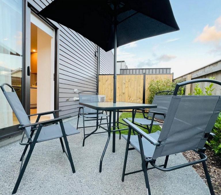 Lower Hutt Apartment | Hutt Central Modern 3-Bedroom,3- Bathroom House with Patio and Carpark- 15 Mins to Wellington CBD