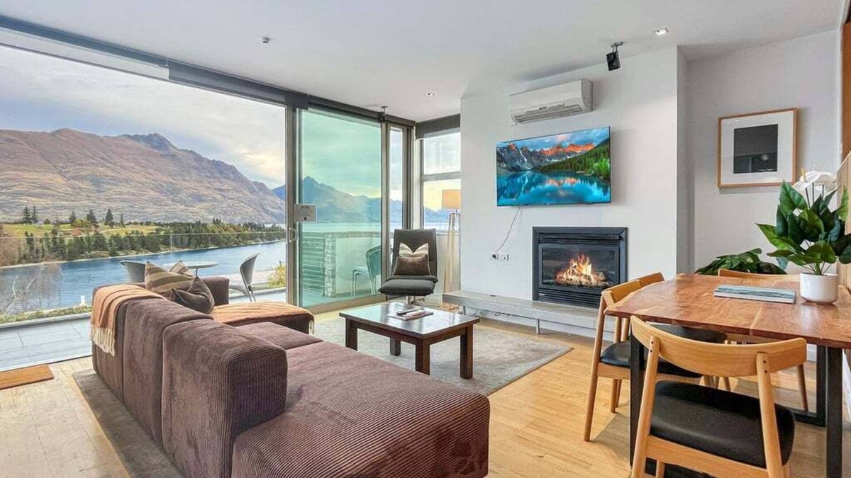Queenstown Resort | Iconic Lake View Apt | Ski Lockers