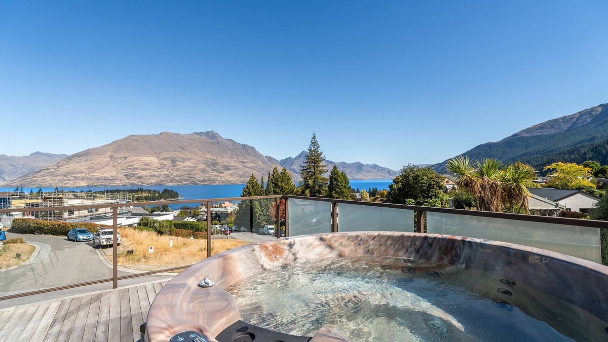 Queenstown City Centre House | Iconic Queenstown Views, Hot Tub, Walk To Town