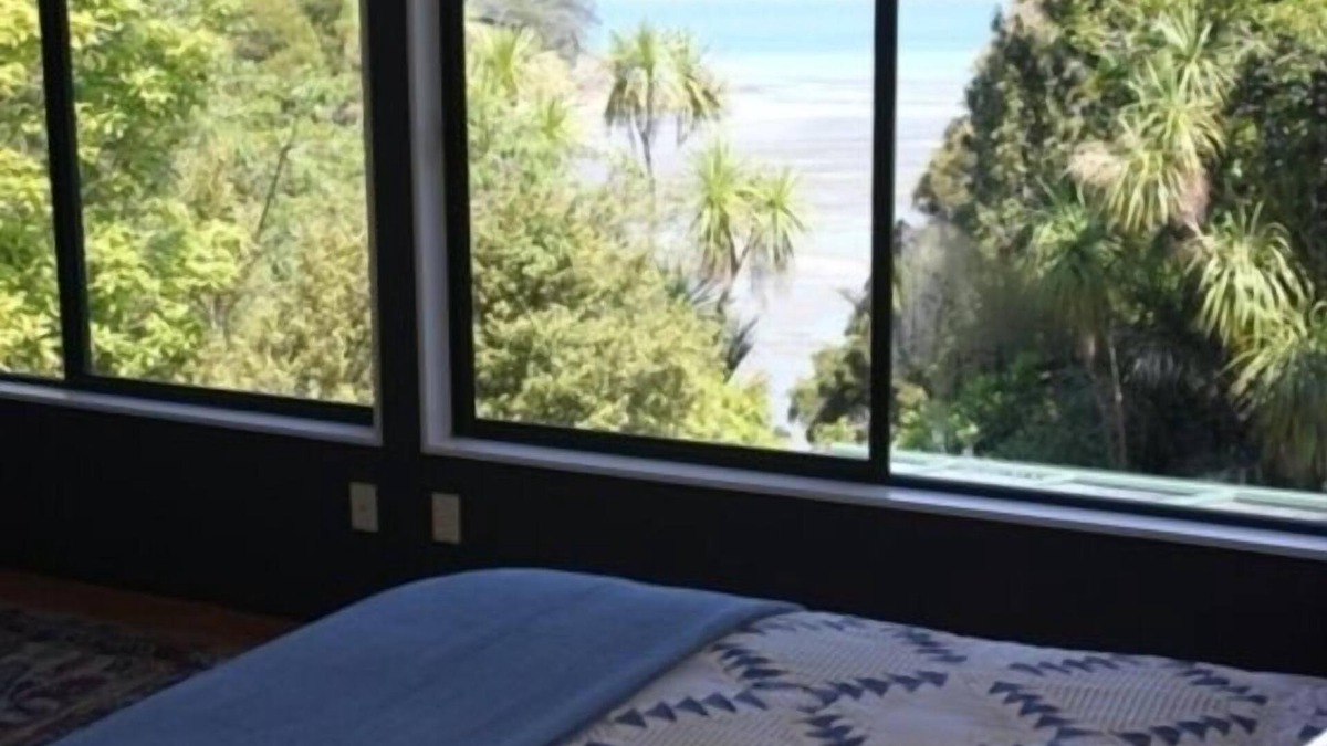 Tawharanui Cottage | IDYLLIC MATAKANA BEACH N BUSH WATERFRONT HIDEAWAY, BRING THE DOG.