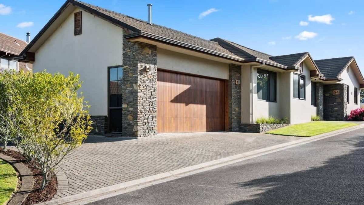 Lynmore House | Iles Inn | Lynmore Location with Spa Pool