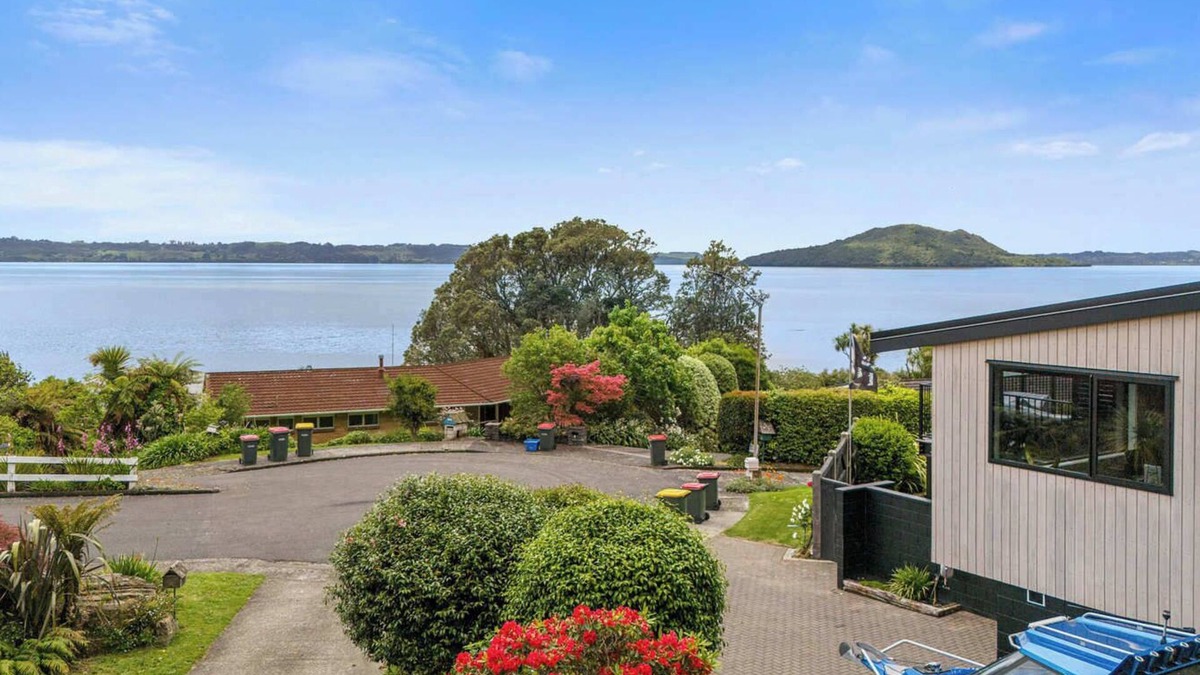 Kawaha Point House | Inn Manahi - Lake Views, Cosy Retreat for 2