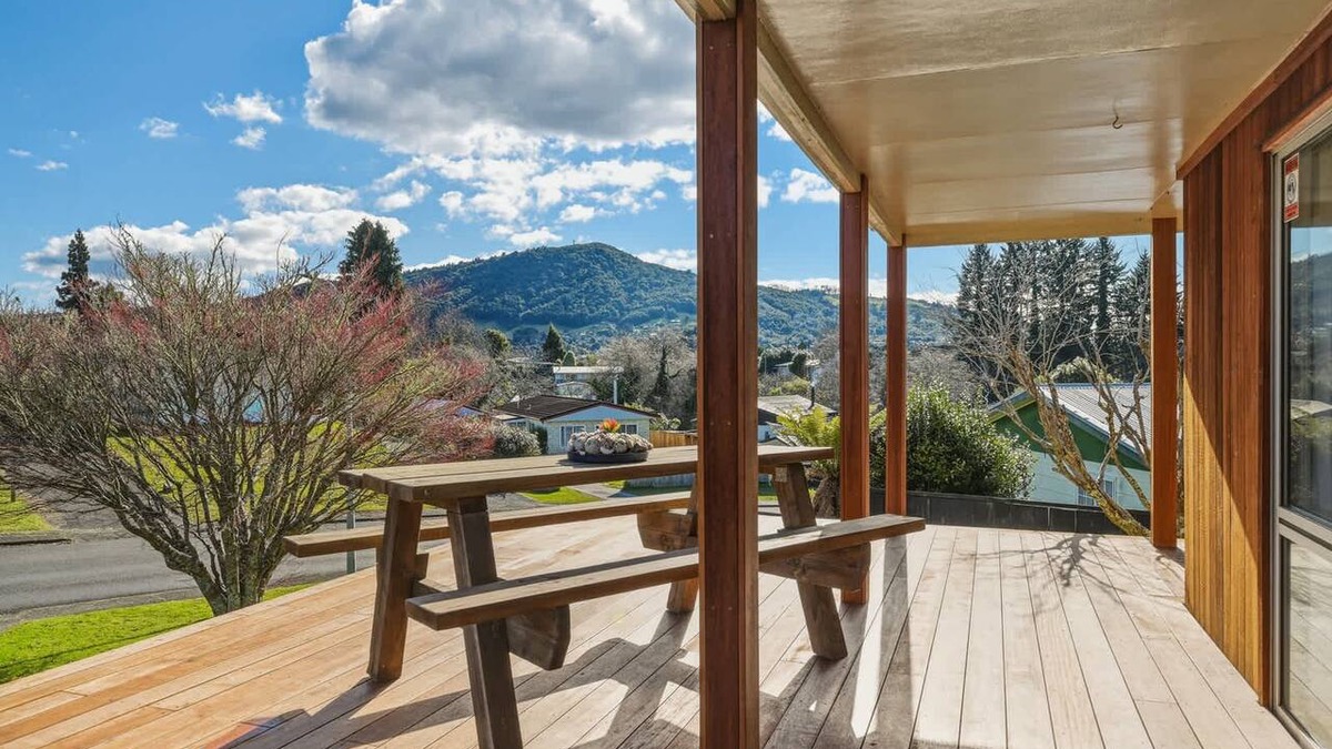Rotorua House | Inn Sunnybrook - Sun Deck, Bike Garage, Sleeps 6