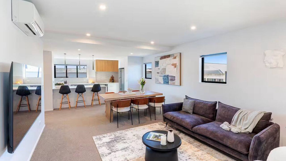 Christchurch City Centre House | Inner City for Large Groups - Garage Parking