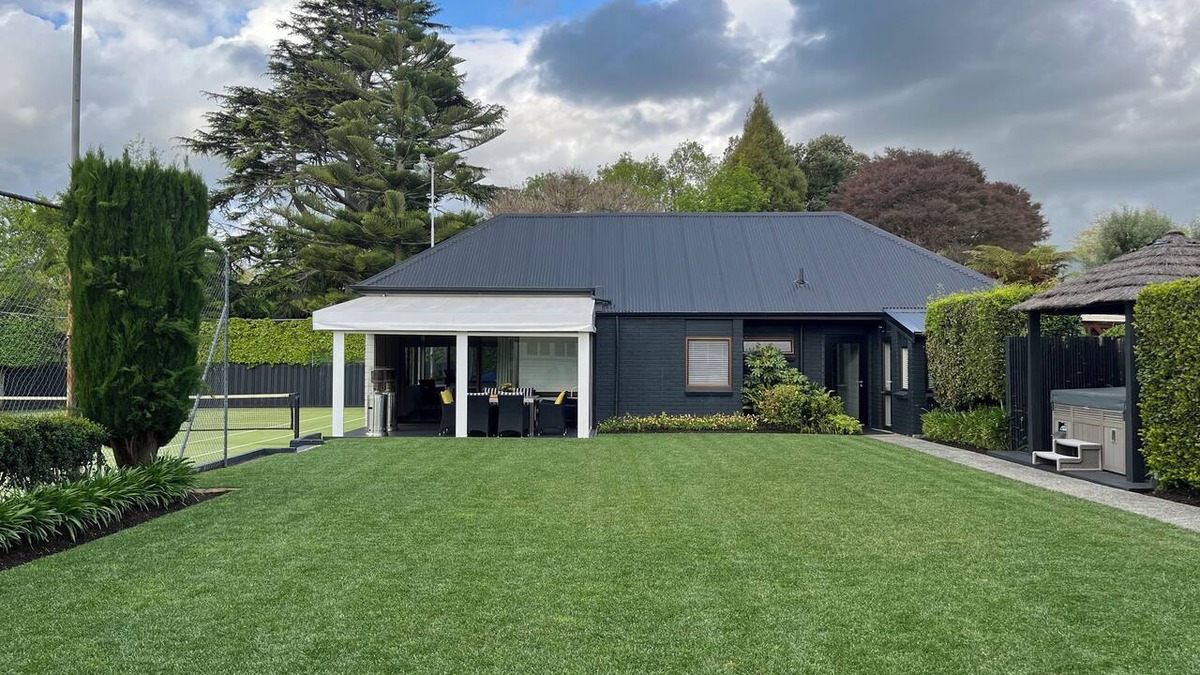 Claudelands House | INNER CITY RETREAT 5 minutes walk from the CBD & Claudelands Events Centre