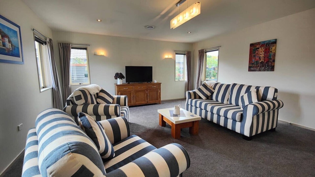 Invercargill House | Invercargill Quiet in the Court