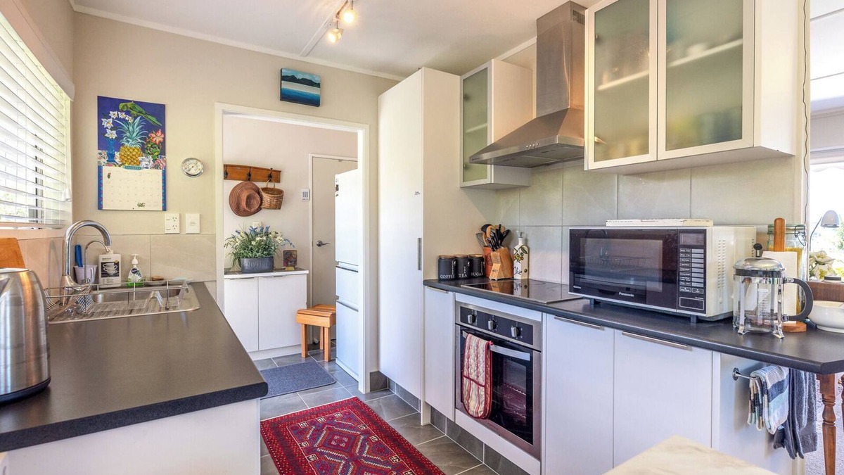 Surfdale Cottage | It's the perfect place, filled with sunshine and close to everything!
