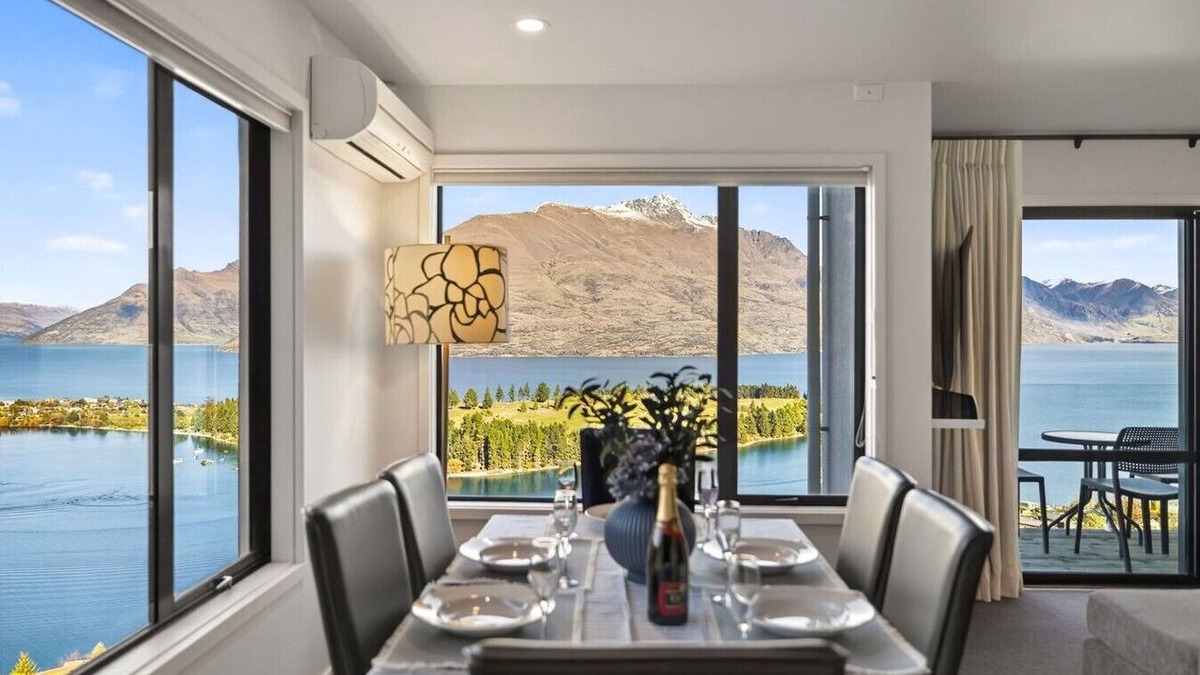 Queenstown Villa | Jaw Dropping Views, Close To The Heart Of Queenstown
