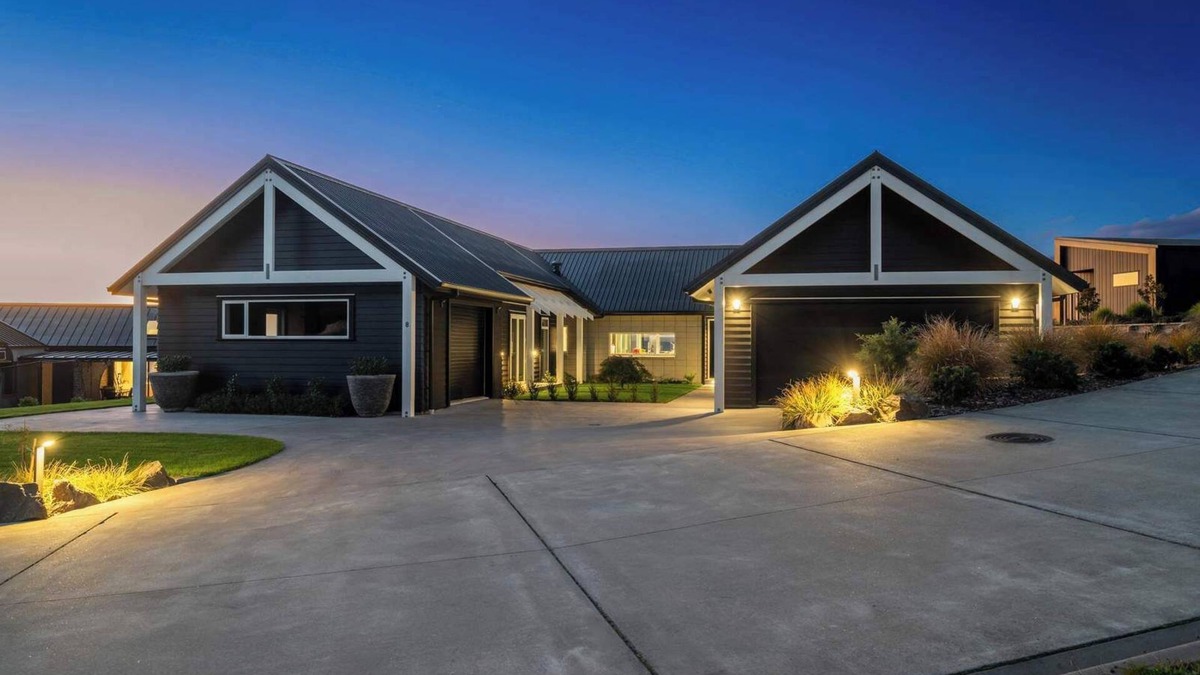 Lynmore House | Jojo's Lookout - Lake Views, Spa Pool, Sleeps 10
