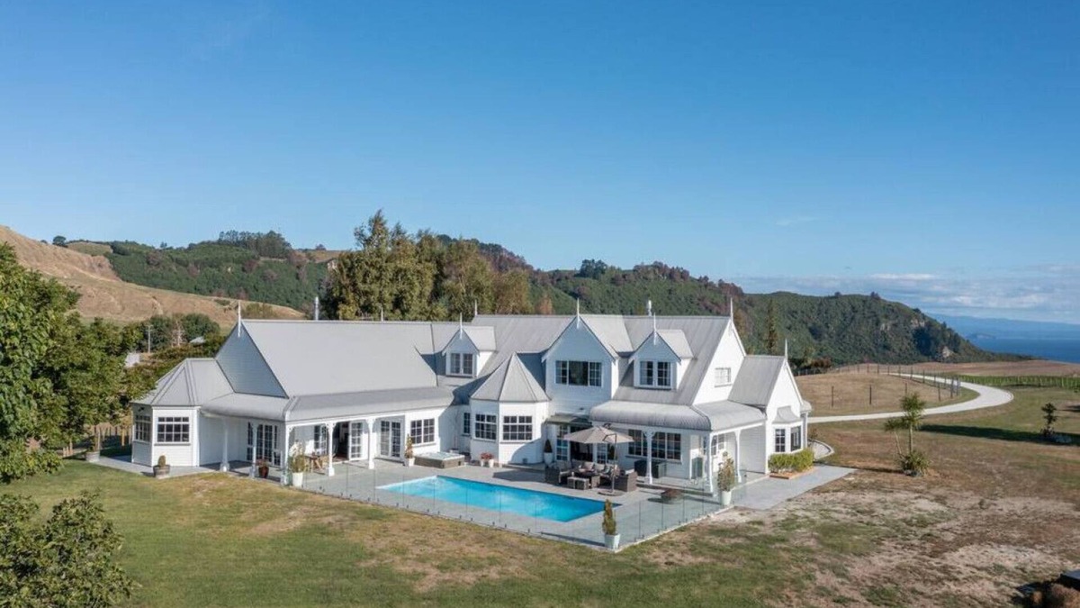 Acacia Bay House | Kaiapo Lodge - private and peaceful, hot spa, stunning views, lodge-style, for groups or families