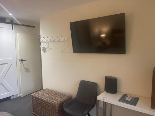 Kaiapoi House | Kaiapoi Village Deluxe Room with En-Suite Bathroom