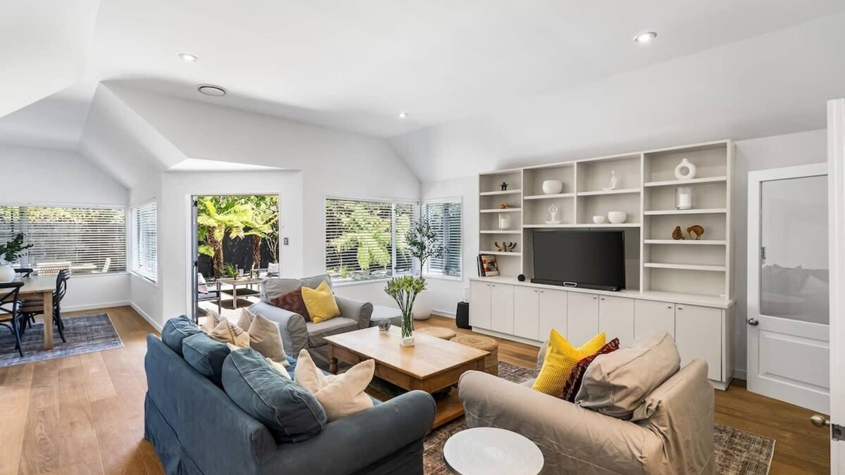 Merivale House | KaleidoNook | 3BR + Parking + Private Yard