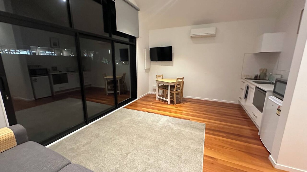 Paraparaumu Beach Cottage | Kapiti Breeze - Walk to Beach, Golf and Cafes.