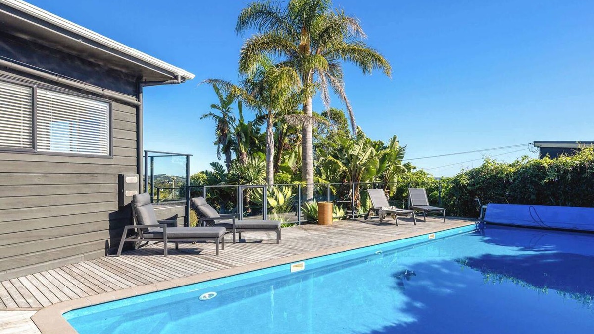 Waiheke Island House | Karaka Retreat – Poolside on Waiheke