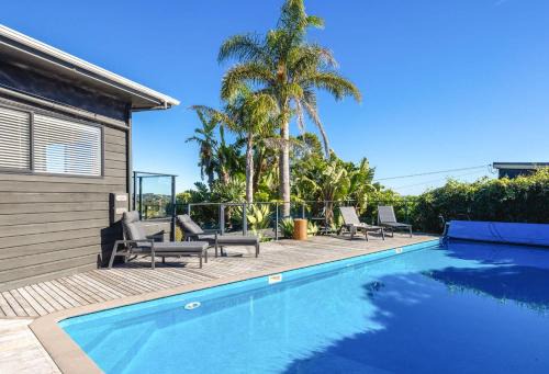Waiheke Island House | Karaka Retreat - Poolside on Waiheke