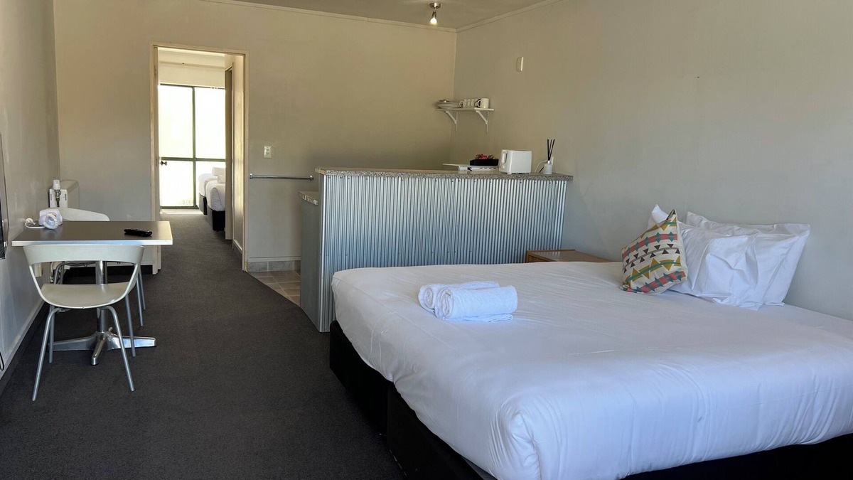 Waipahihi Hotel | Karaka Tree Motel