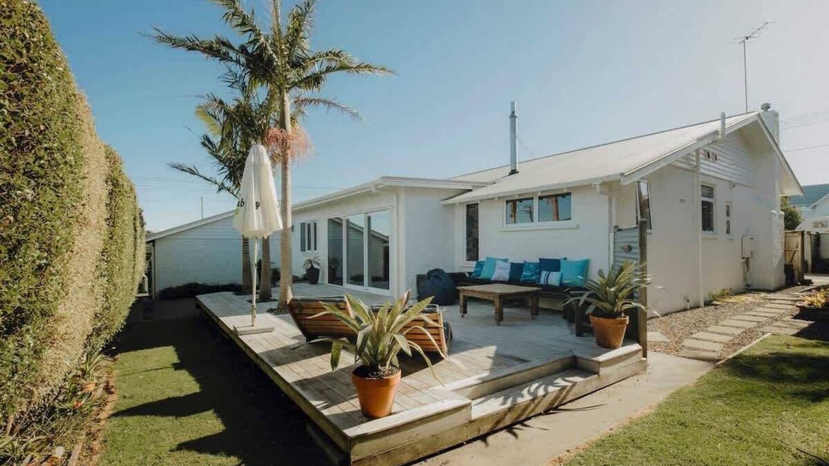 Rewa House | Karamu Korner: Charming Bungalow Retreat