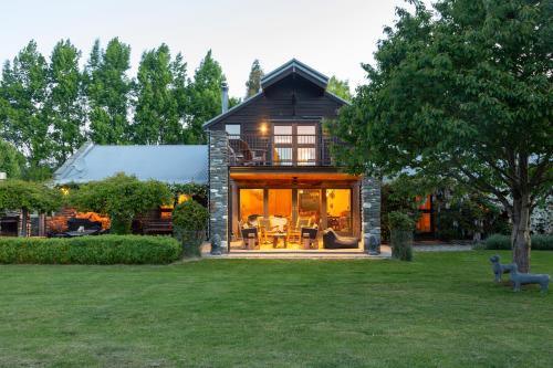Arrowtown House | Karavanserai | Luxury Estate, Outdoor Fireplace